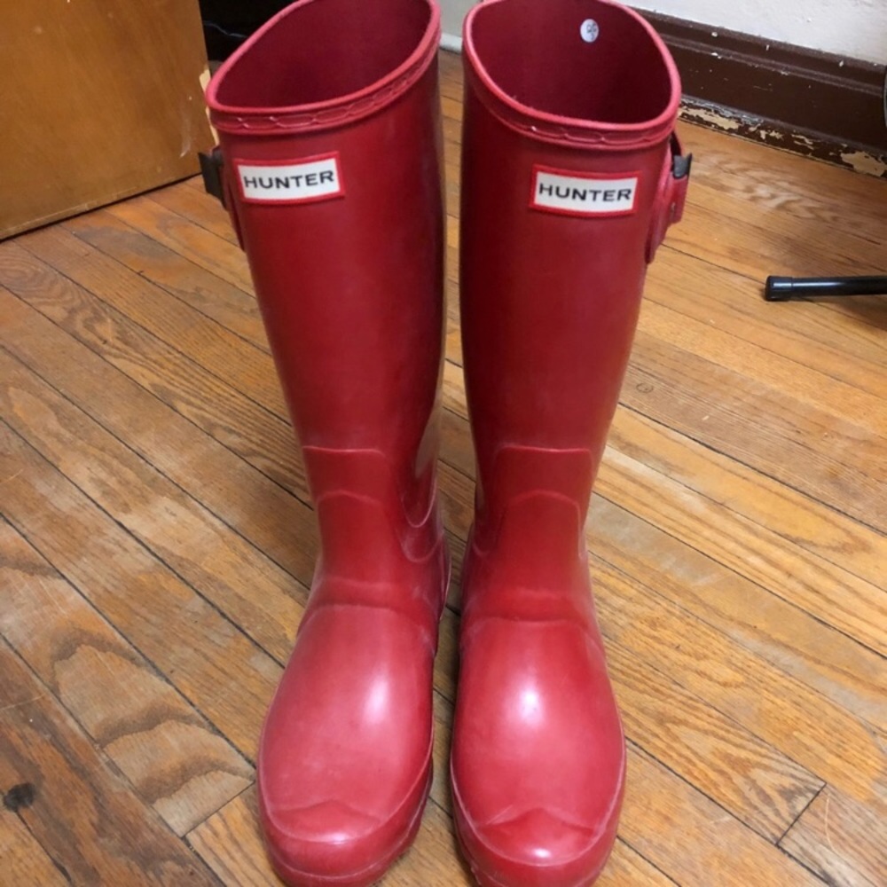 Size 9 Matte Red Huntress boot (Hunter)